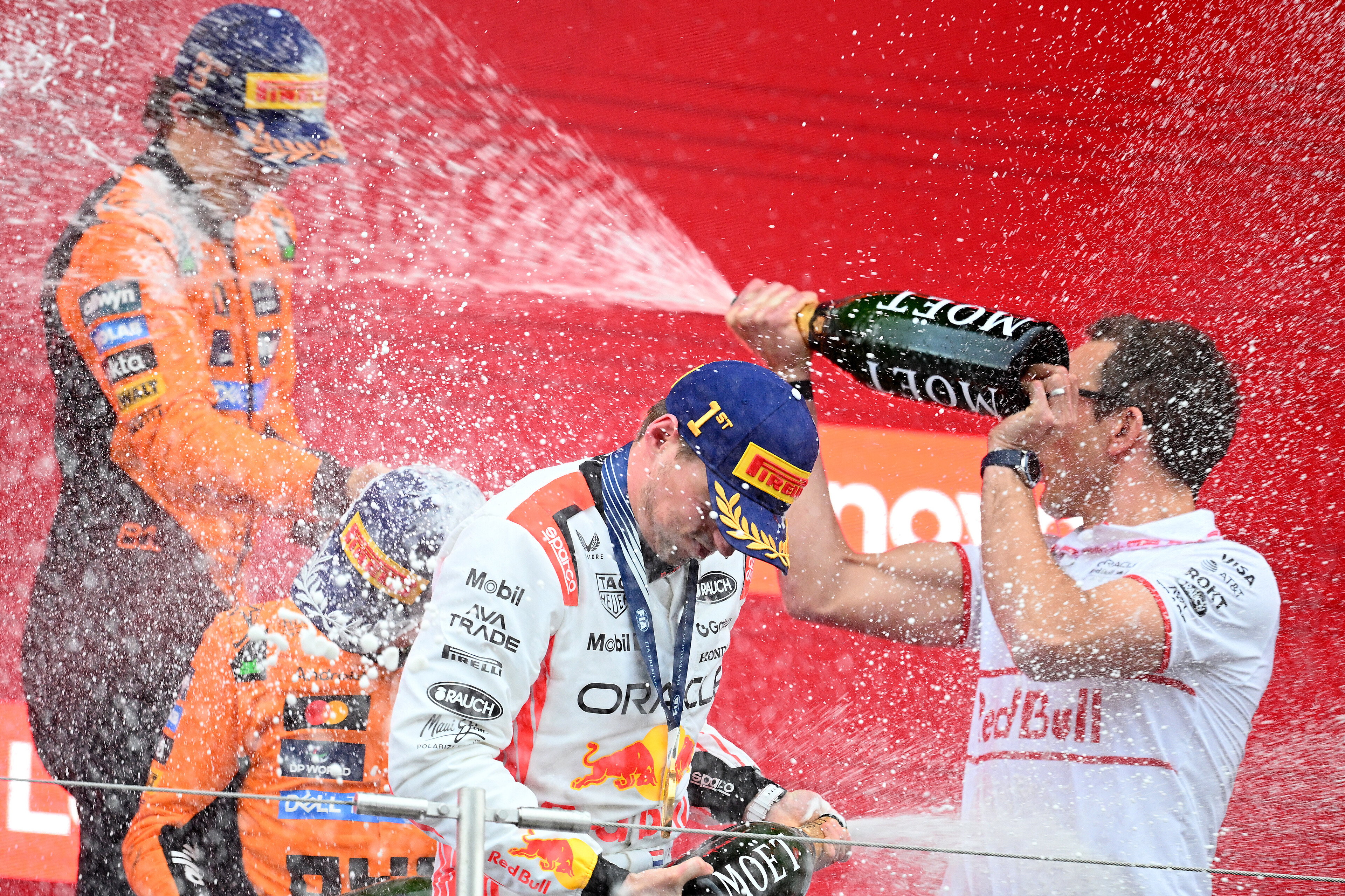 車手們互噴香檳慶祝